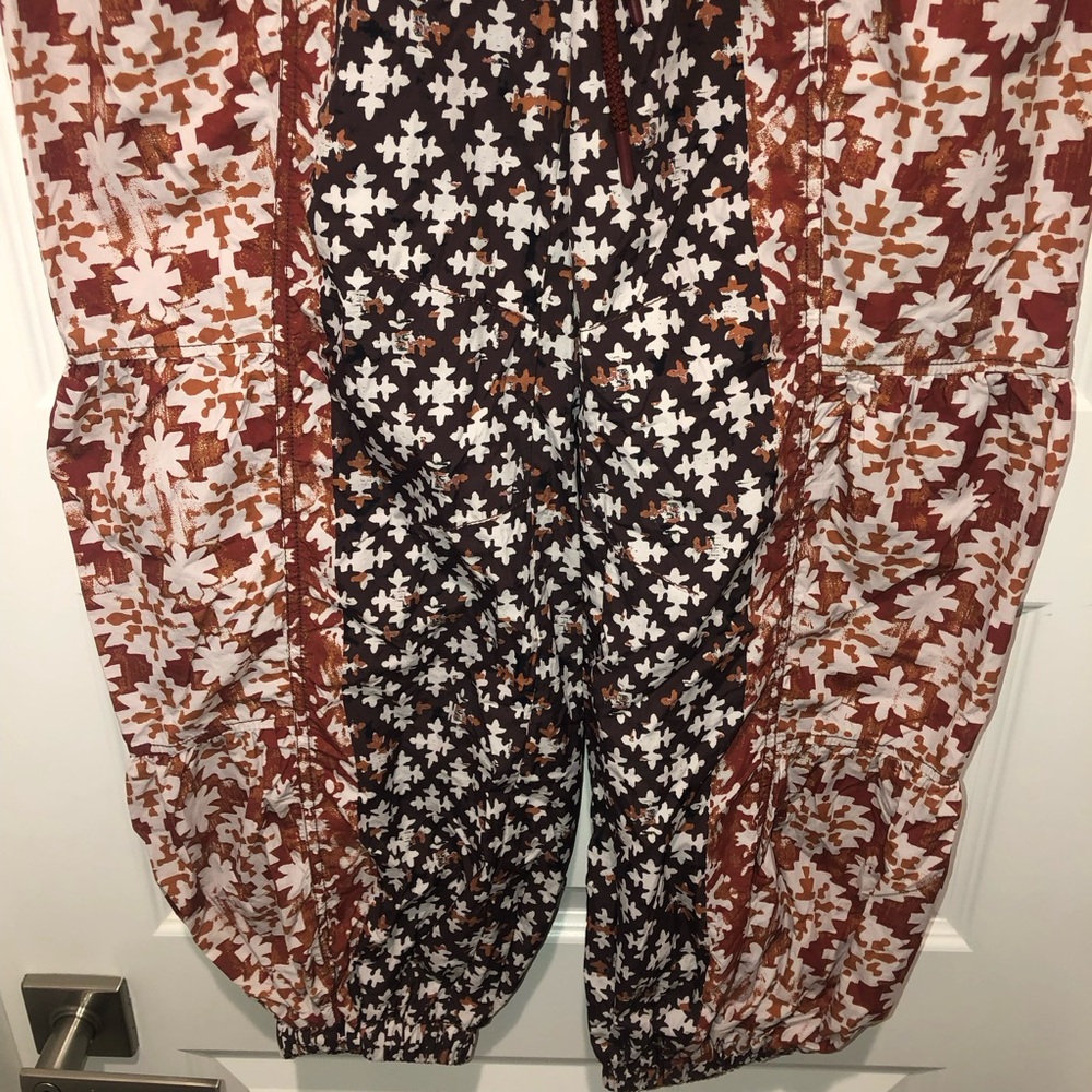 New Free People FP Movement Printed Set Me Free Swishy Barrel Pants sz XS - Picture 7 of 8